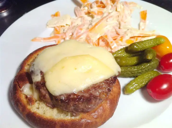 Classics with a Twist: Felicity Cloakes Perfect Burger, Lay The Table