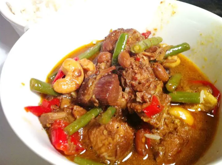 Chiang Mai Pork Curry with Green Beans, Peppers &#038; Cashew Nuts, Lay The Table