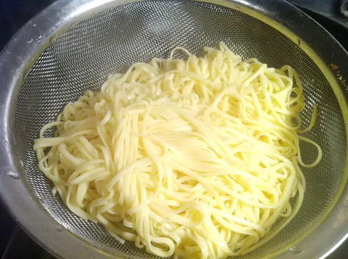 How to make Spaghetti with a Pasta Machine, Lay The Table