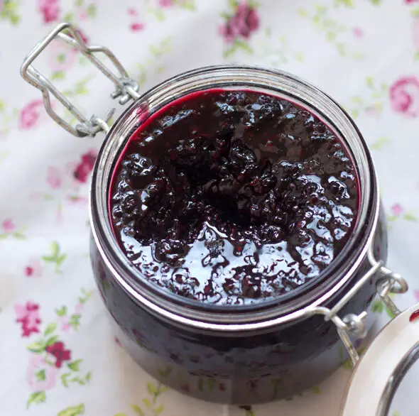 blackberry-jam-in-jar-2