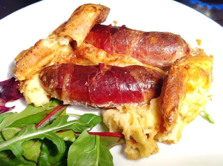 Pippa Middletons Toad-in-the-Hole with Onion Gravy, Lay The Table