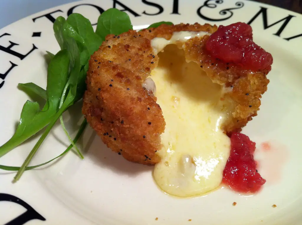 Review: M&#038;S Gastropub Classic Breaded Camembert with Cranberry &#038; Apple Chutney, Lay The Table