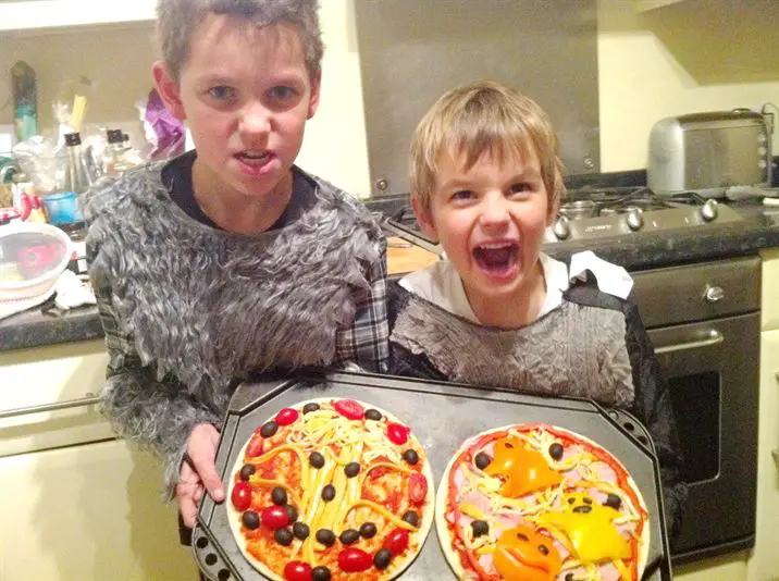 Woo-hoo! Make these spooky Halloween Pizzas with Cheestrings, Lay The Table