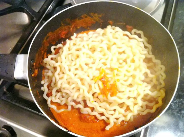 Fusilli Lunghi with Chicken, Tomato and Mascarpone Sauce, Lay The Table