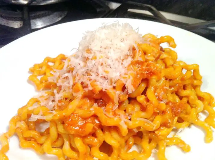 Fusilli Lunghi with Chicken, Tomato and Mascarpone Sauce, Lay The Table