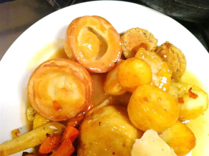 Lemon &#038; Garlic Roast Chicken with Aunt Bessies Roasties and Yorkshire Puddings, Lay The Table