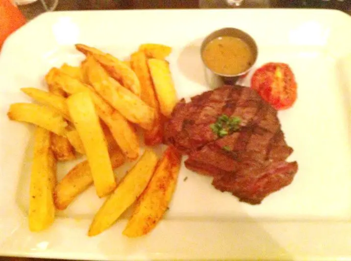 Boucherie Rouliere, Paris: Where the steak is so blue it moos!, Lay The Table