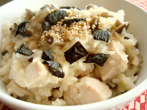 How To Make Japanese Chicken And Shimeji Mushroom Rice, Lay The Table