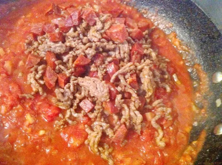 Beef and chorizo chilli, Lay The Table