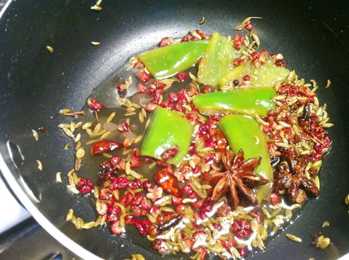 Exotic Meats Taste Challenge: Wildebeest Fillet Steak Salad with Four-Spiced Chilli Oil, Lay The Table