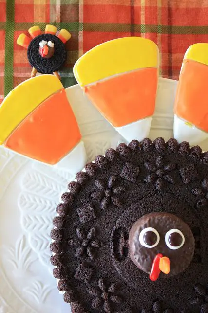 Giant Oreo: Classic and Turkey Version, Lay The Table