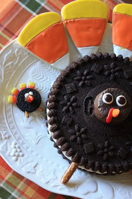 Giant Oreo: Classic and Turkey Version, Lay The Table