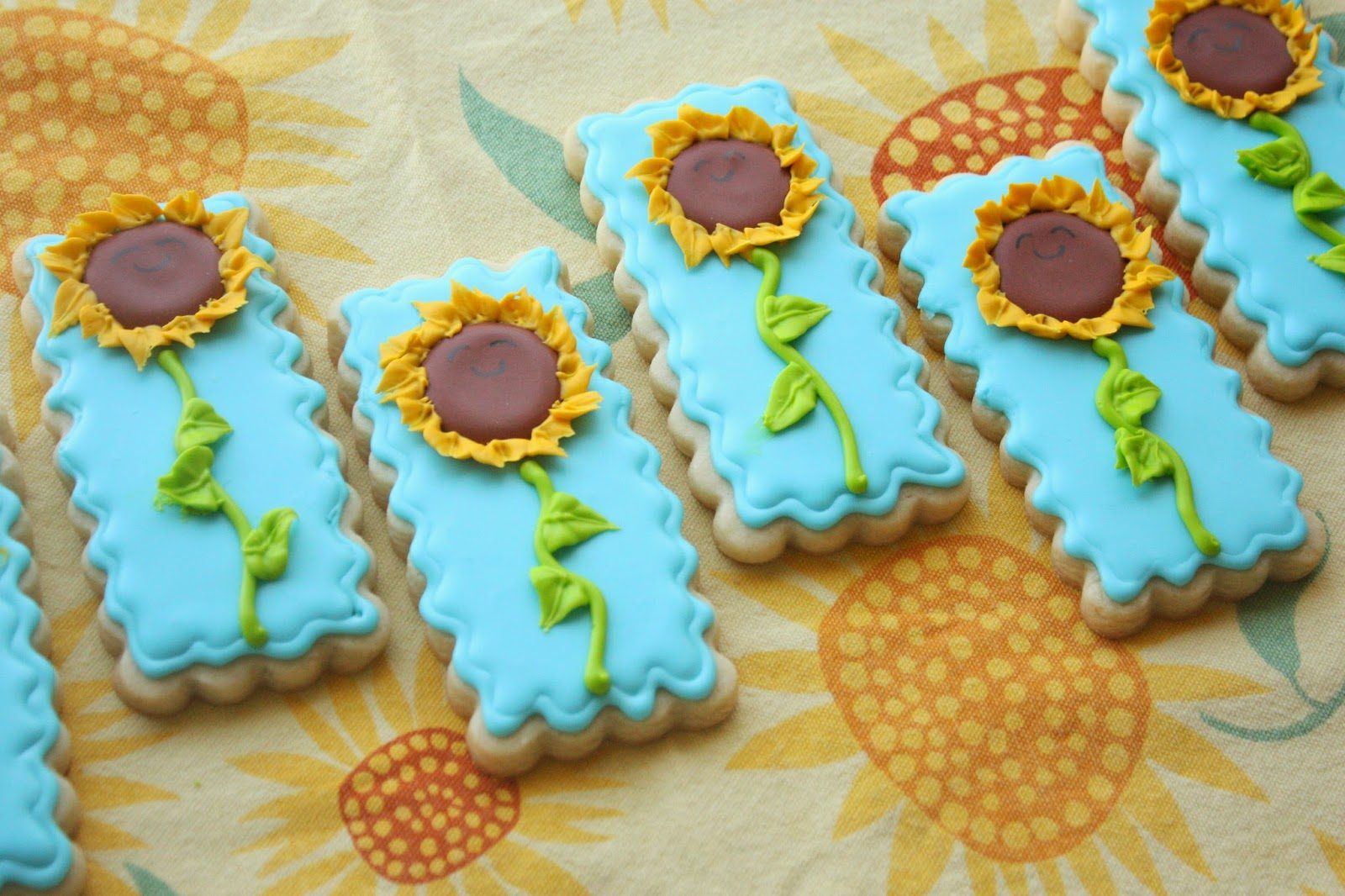 Happy Sunflower Cookies, Lay The Table