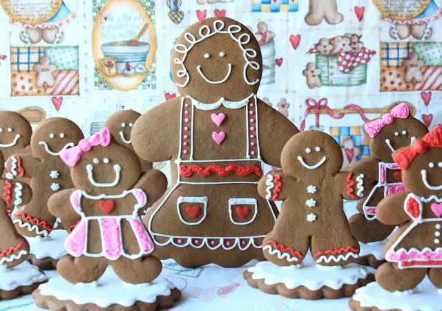 Gingerbread Grandchildren, Lay The Table