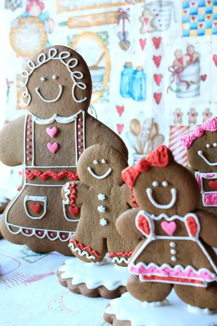 Gingerbread Grandchildren, Lay The Table