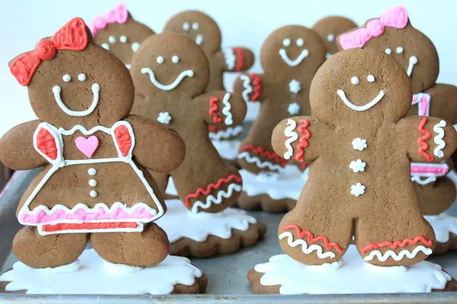 Gingerbread Grandchildren, Lay The Table