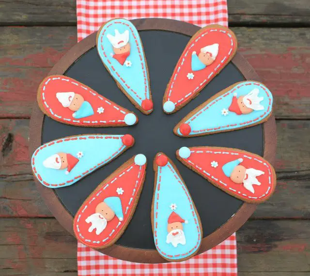 Woodland Santa Gingerbread Cookies, Lay The Table